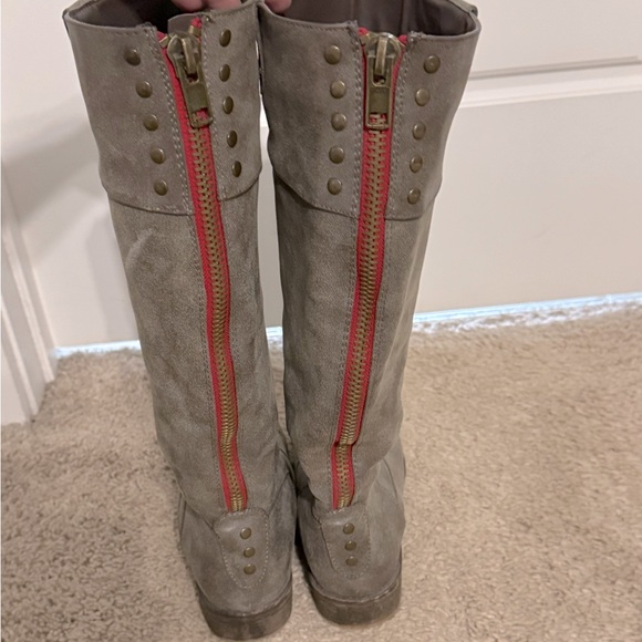 Gray women’s Madden girl boots. - Picture 1 of 3